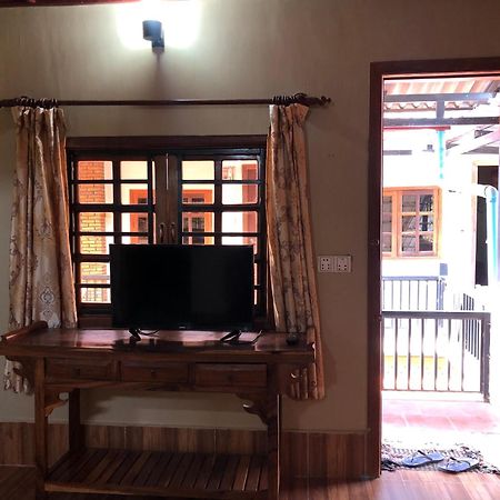 Blue Moon Guesthouse And Bar กำปอต ภายนอก รูปภาพ
