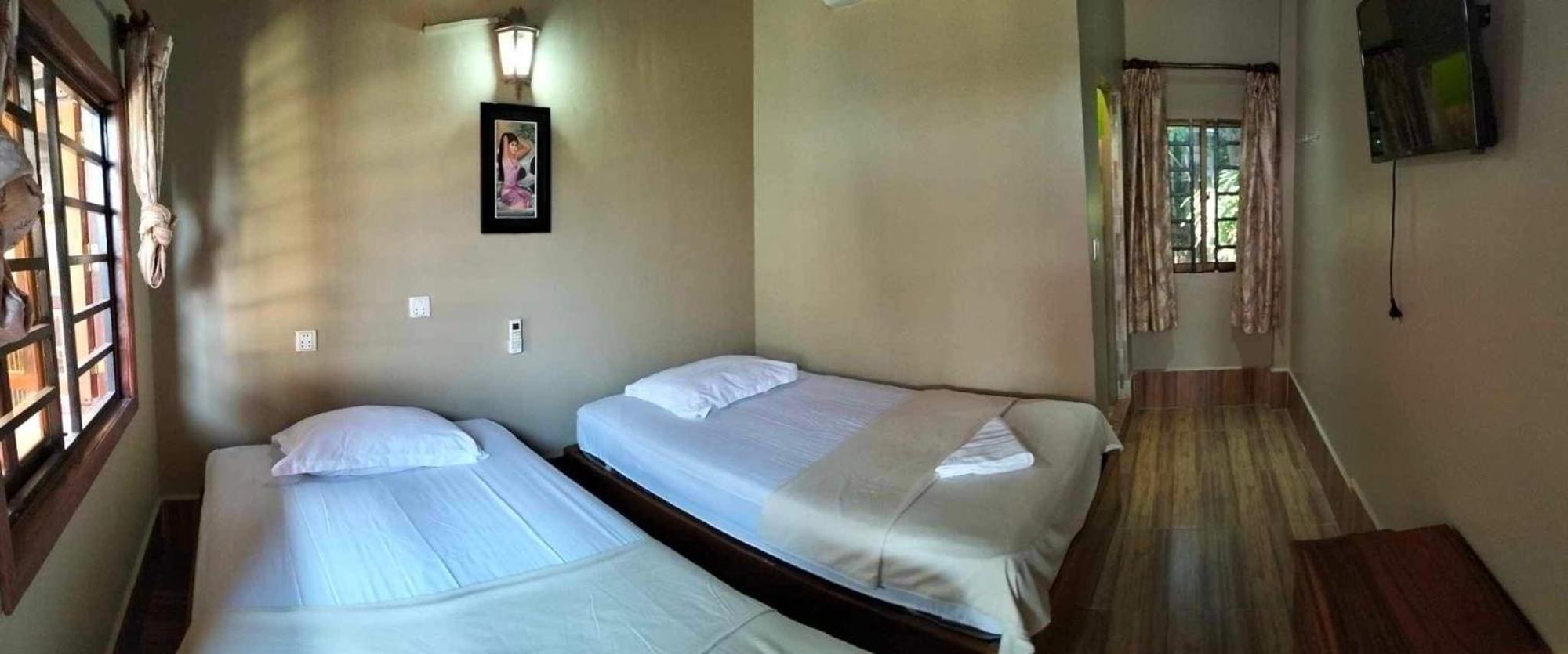 Blue Moon Guesthouse And Bar กำปอต ภายนอก รูปภาพ