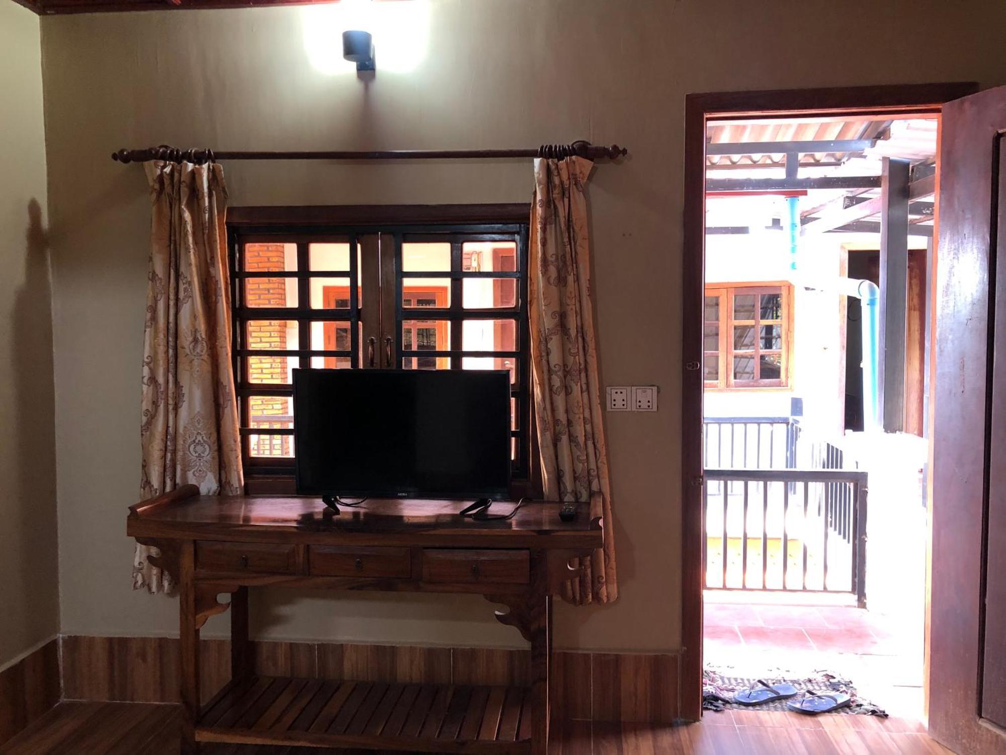 Blue Moon Guesthouse And Bar กำปอต ภายนอก รูปภาพ