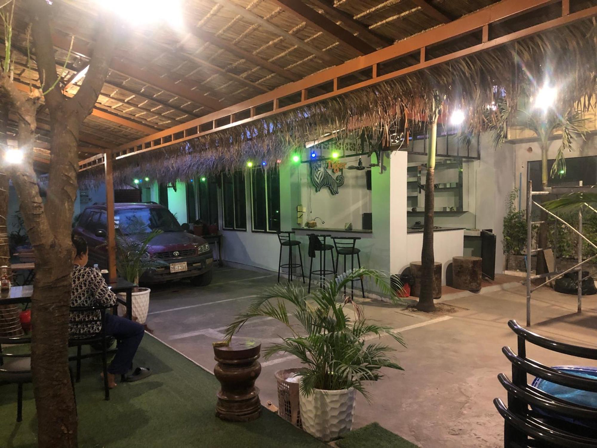 Blue Moon Guesthouse And Bar กำปอต ภายนอก รูปภาพ