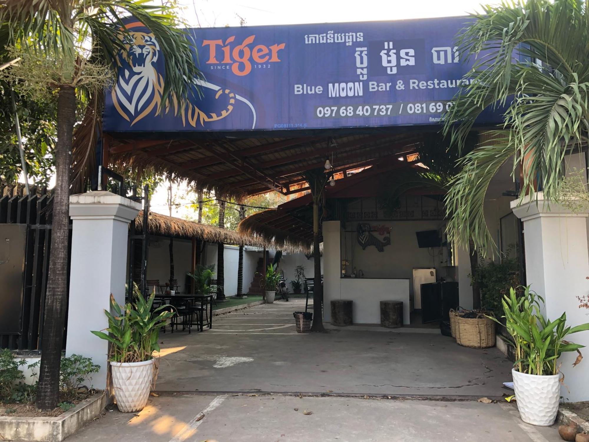 Blue Moon Guesthouse And Bar กำปอต ภายนอก รูปภาพ